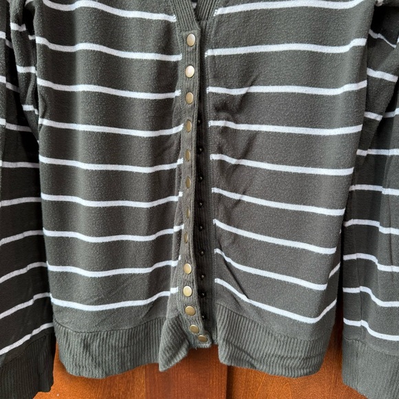 Women’s Zenana Outfitters Green and White Striped Snap Front Cardigan Size XL - Picture 4 of 8